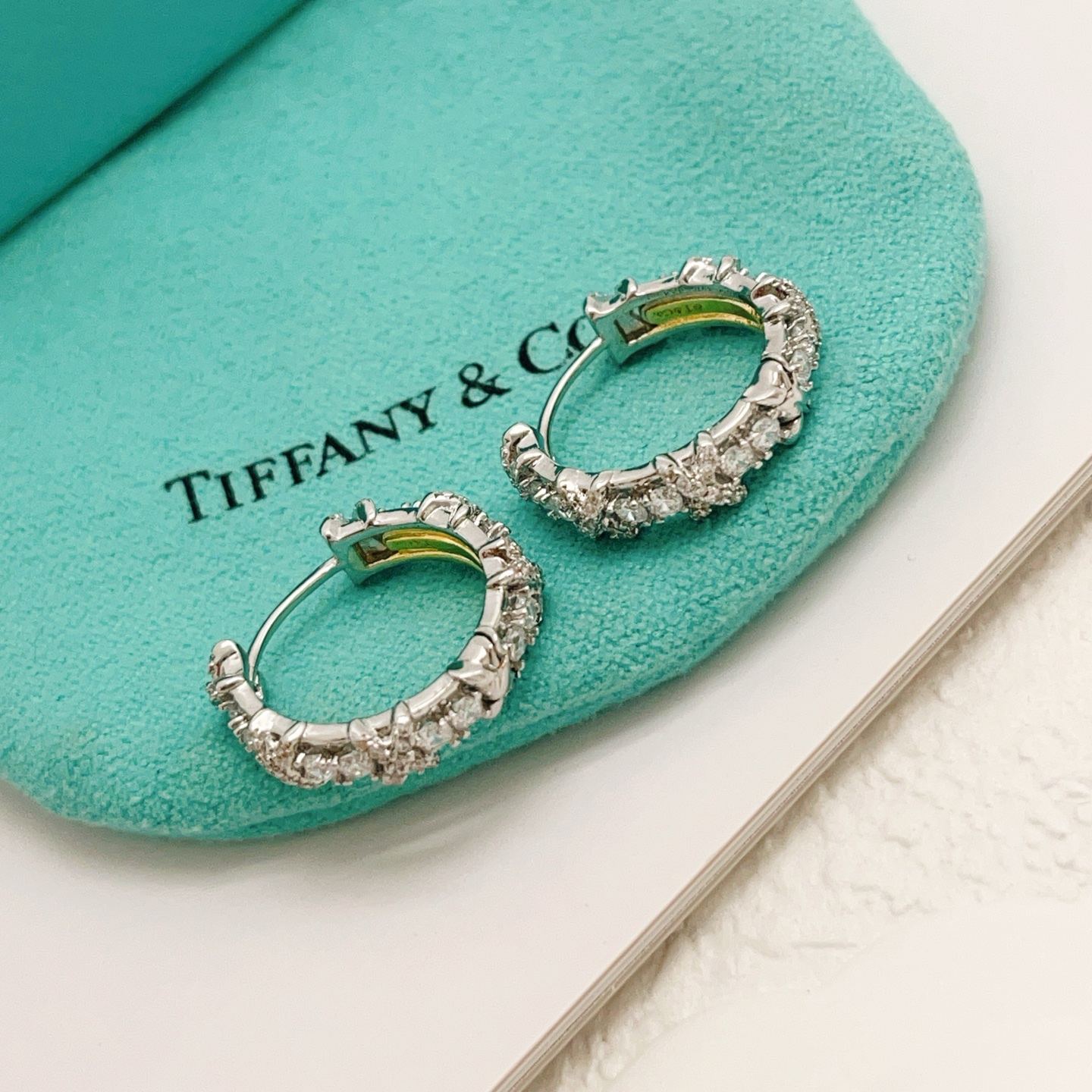 【Tiffany*帝芙尼最新款🆕🆕银色满钻半圆形X耳钉】一致官网黄铜材质，非常的上镜‼️设计很特别值得入