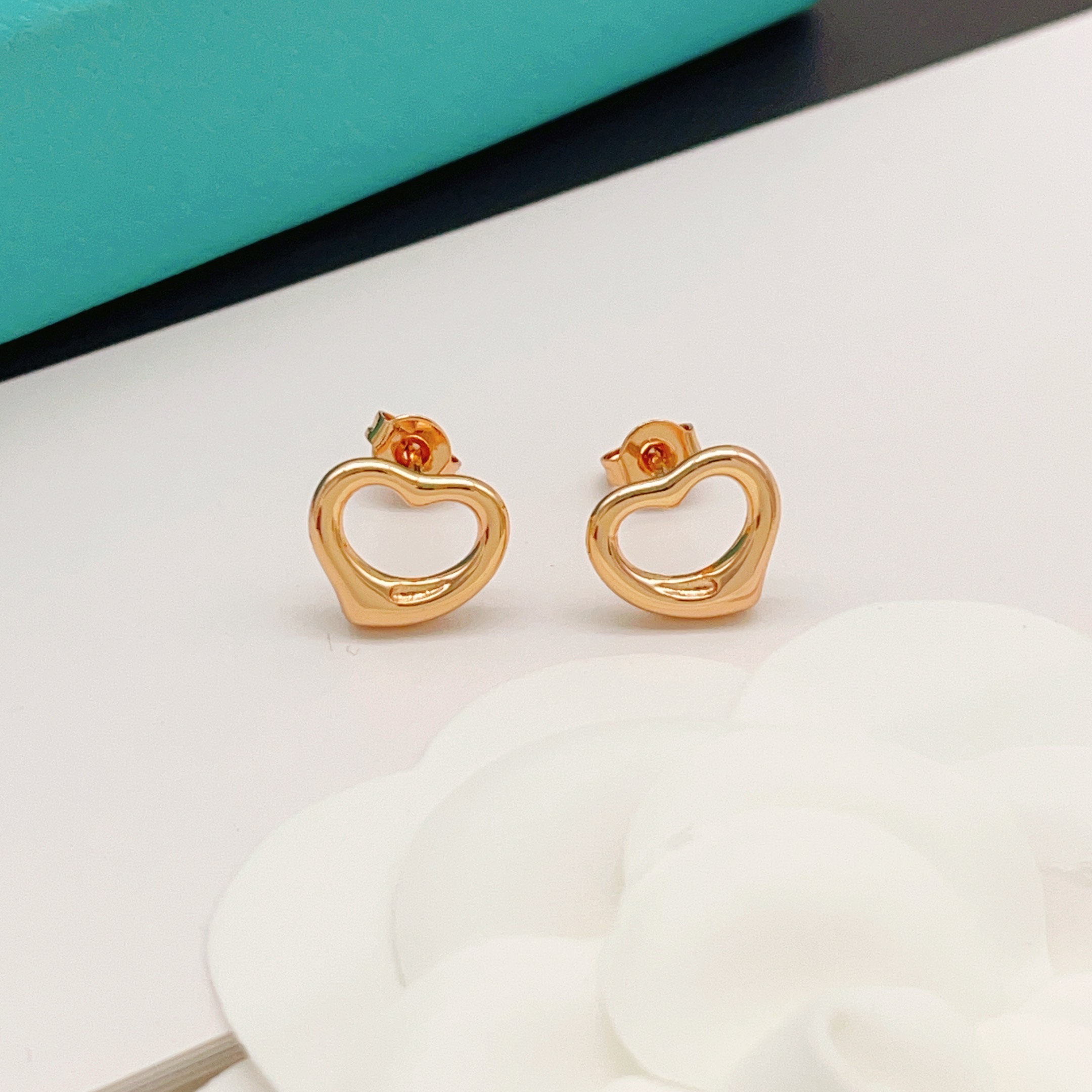 【Tiffany*帝芙尼最新款🆕🆕玫瑰金光面爱心耳钉】一致官网黄铜材质，非常的上镜‼️设计很特别值得入手
