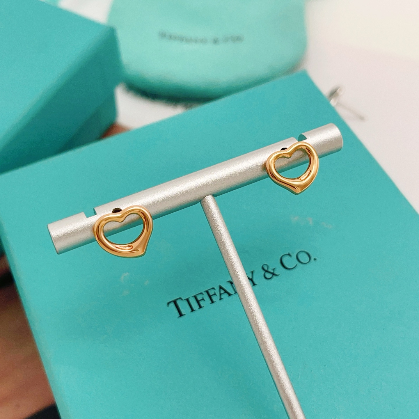 【Tiffany*帝芙尼最新款🆕🆕玫瑰金光面爱心耳钉】一致官网黄铜材质，非常的上镜‼️设计很特别值得入手