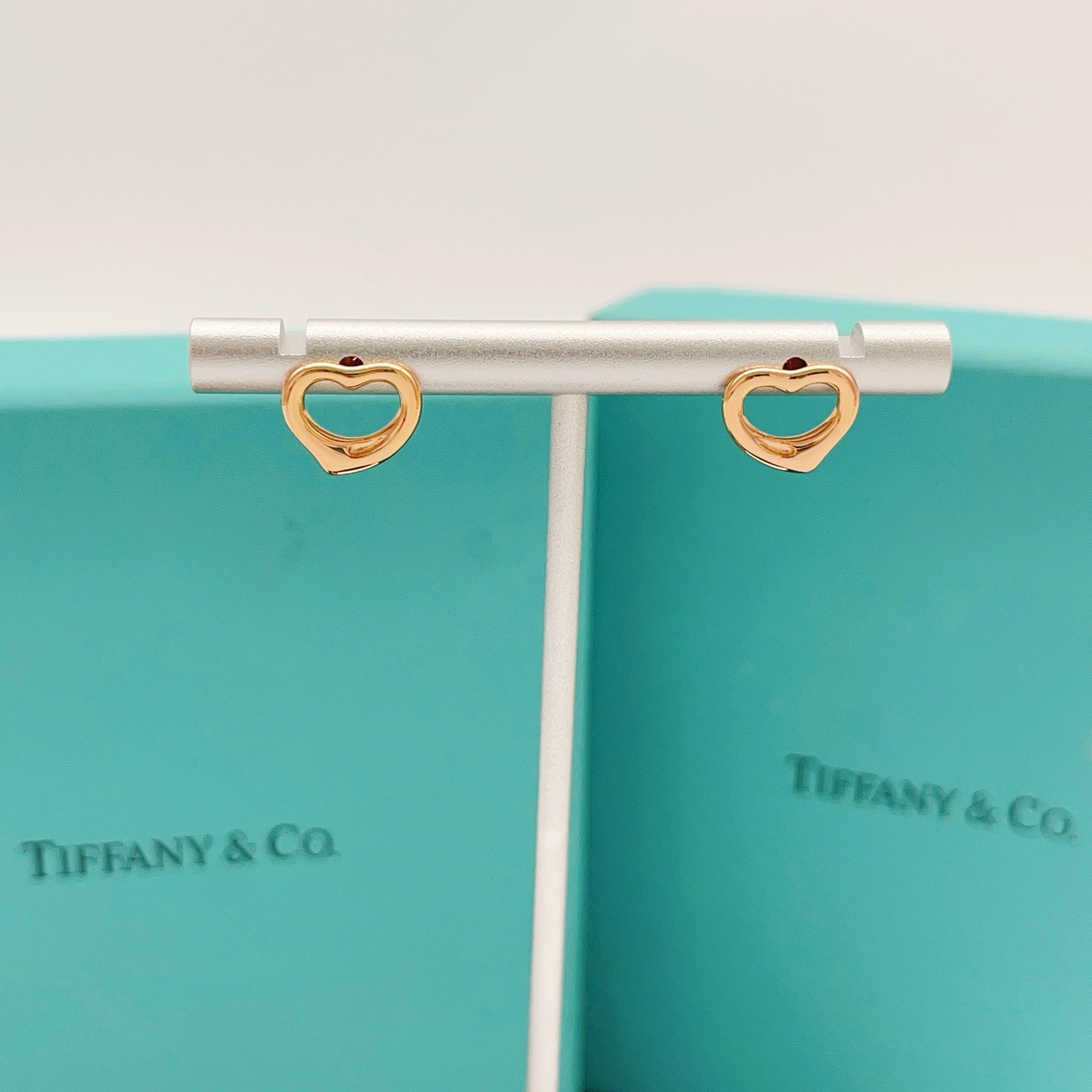 【Tiffany*帝芙尼最新款🆕🆕玫瑰金光面爱心耳钉】一致官网黄铜材质，非常的上镜‼️设计很特别值得入手