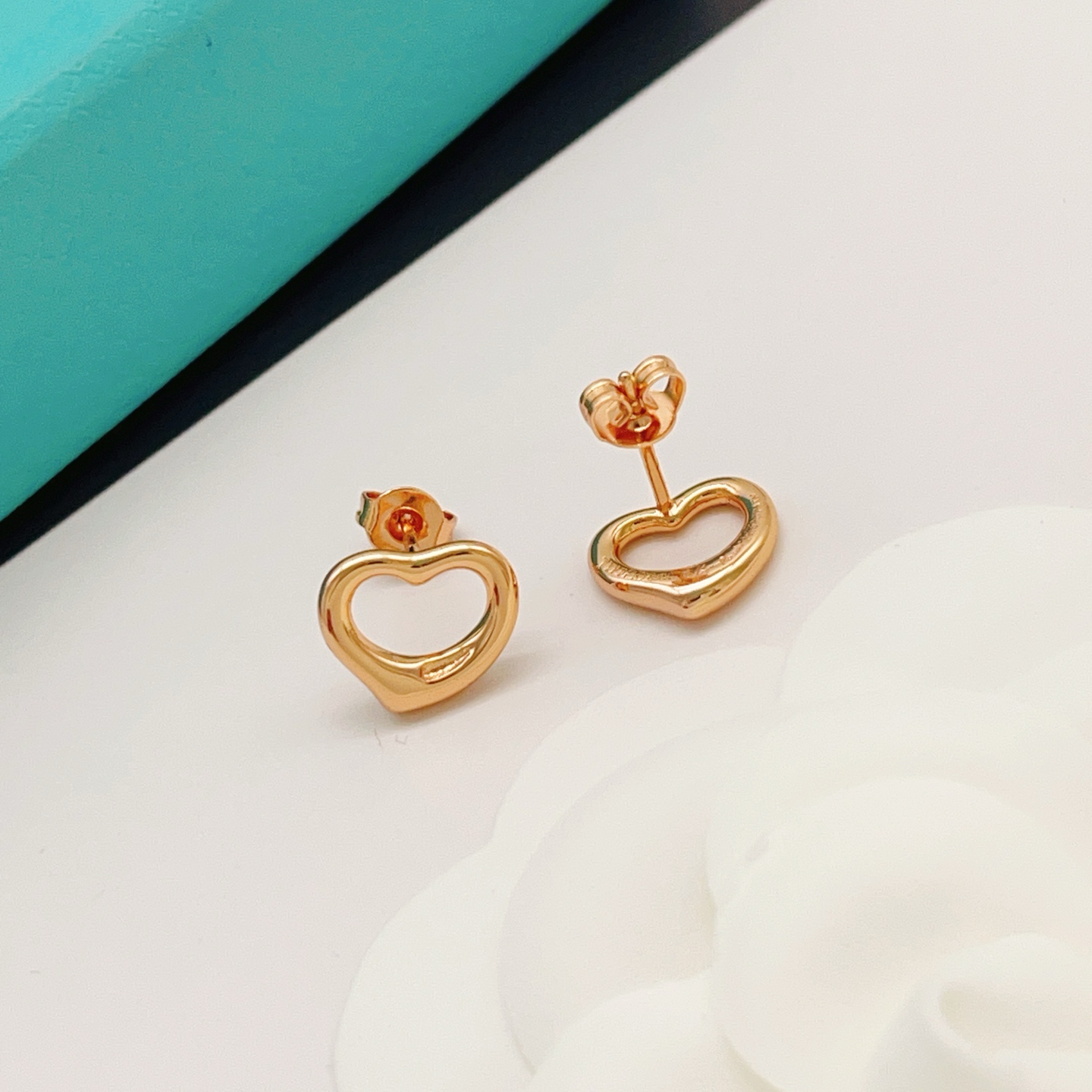 【Tiffany*帝芙尼最新款🆕🆕玫瑰金光面爱心耳钉】一致官网黄铜材质，非常的上镜‼️设计很特别值得入手