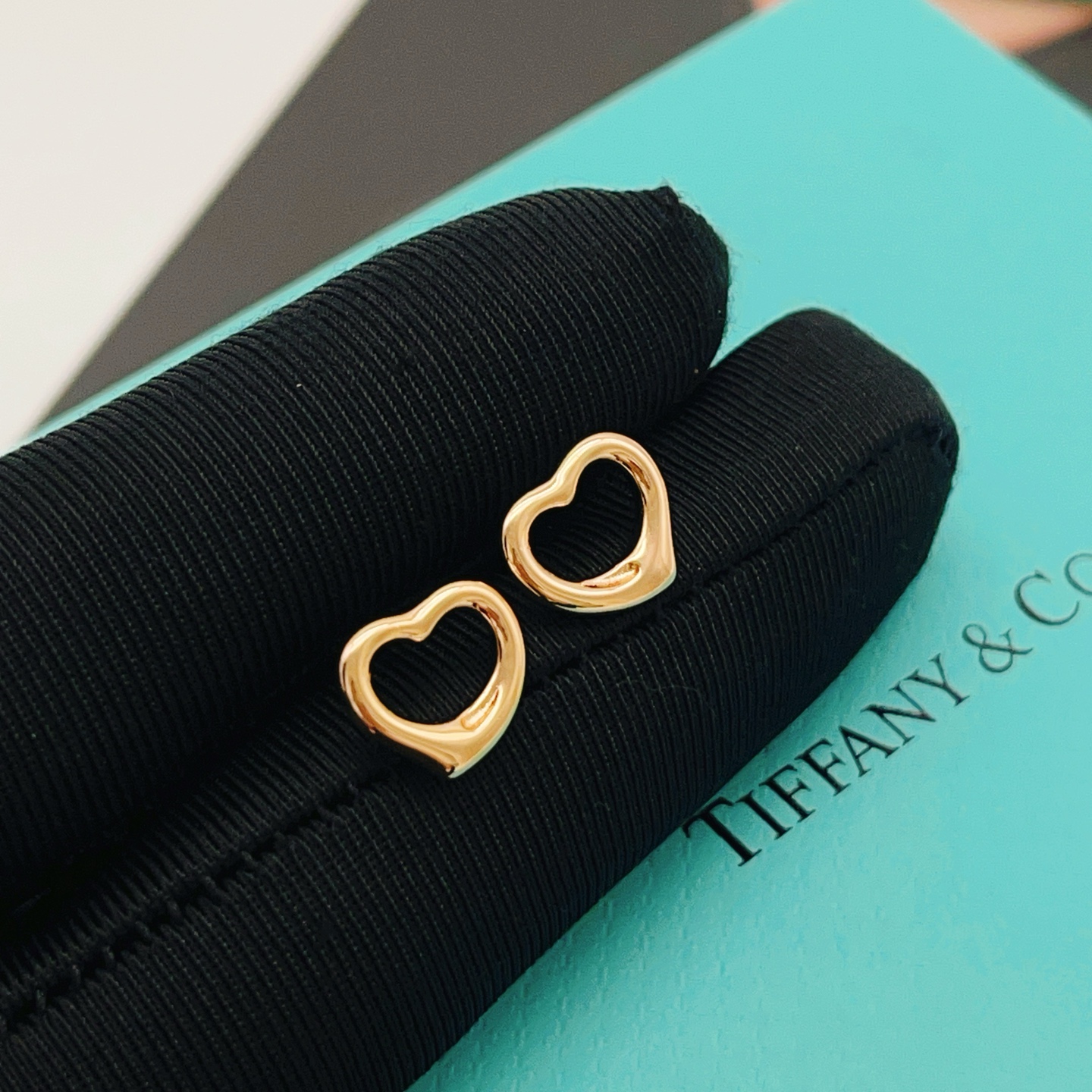【Tiffany*帝芙尼最新款🆕🆕玫瑰金光面爱心耳钉】一致官网黄铜材质，非常的上镜‼️设计很特别值得入手