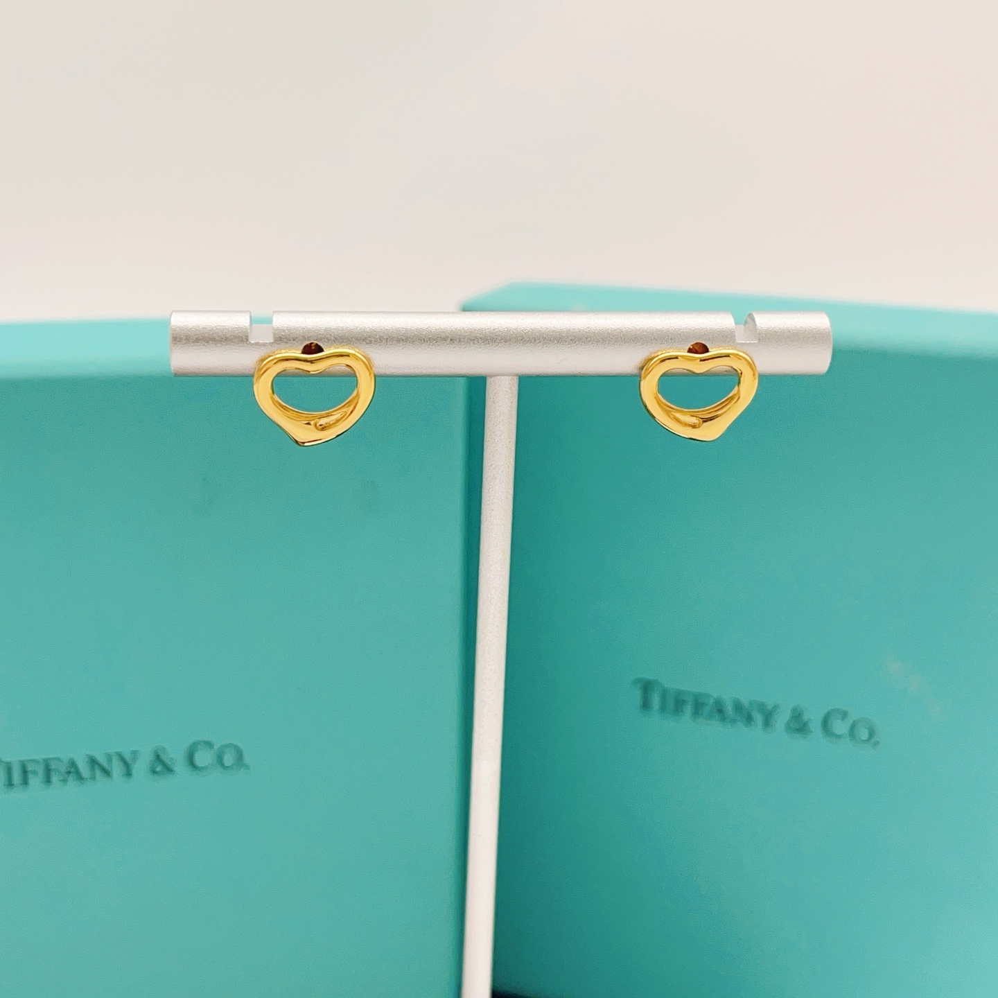 【Tiffany*帝芙尼最新款🆕🆕金色光面爱心耳钉】一致官网黄铜材质，非常的上镜‼️设计很特别值得入手。