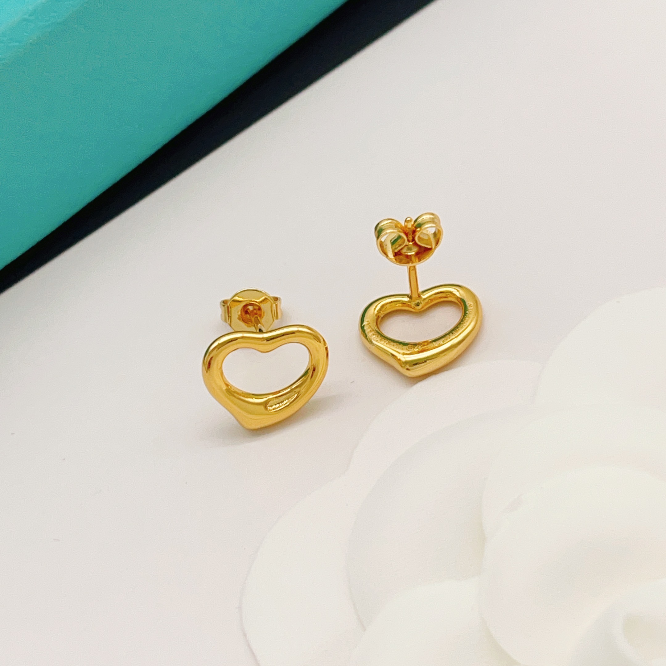【Tiffany*帝芙尼最新款🆕🆕金色光面爱心耳钉】一致官网黄铜材质，非常的上镜‼️设计很特别值得入手。