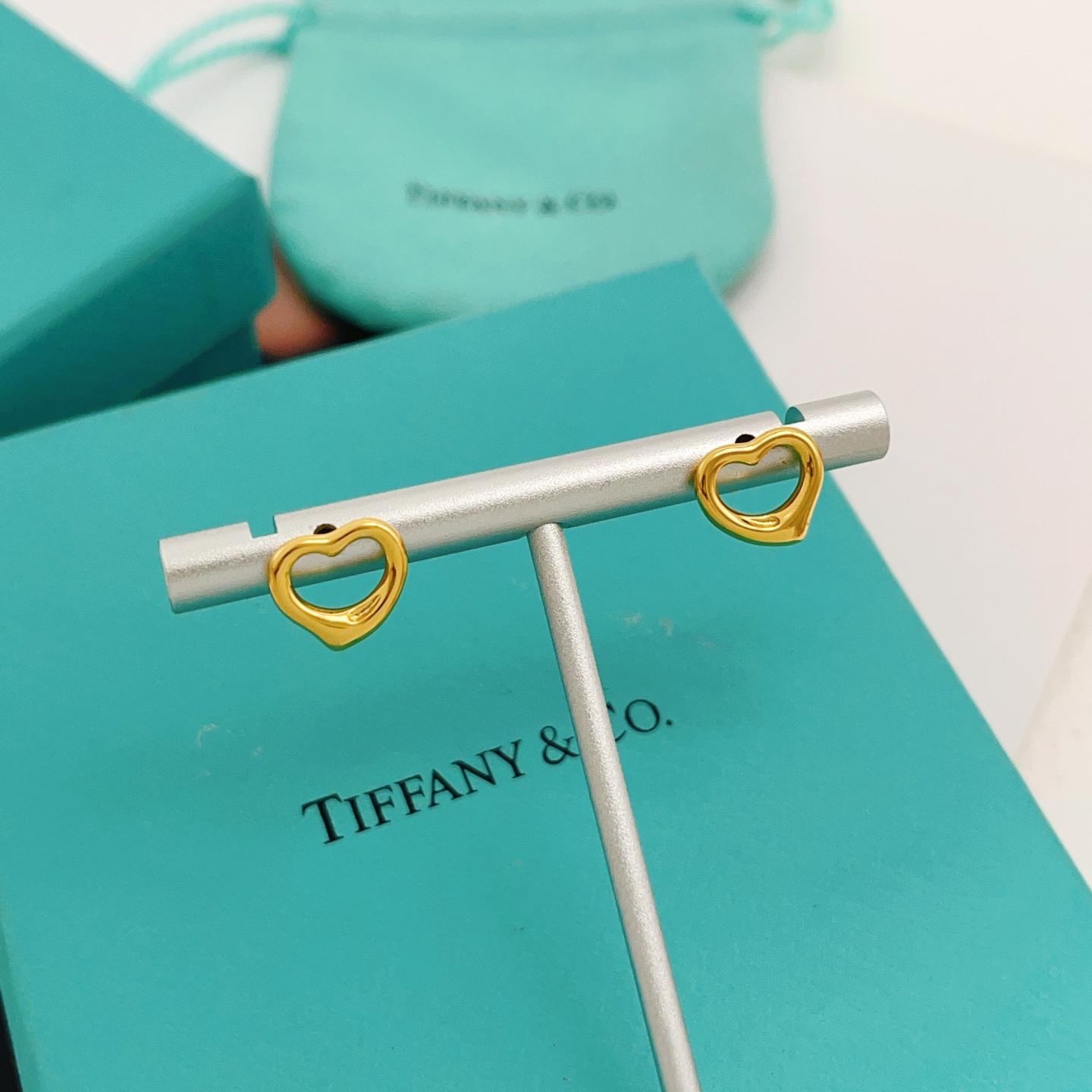 【Tiffany*帝芙尼最新款🆕🆕金色光面爱心耳钉】一致官网黄铜材质，非常的上镜‼️设计很特别值得入手。