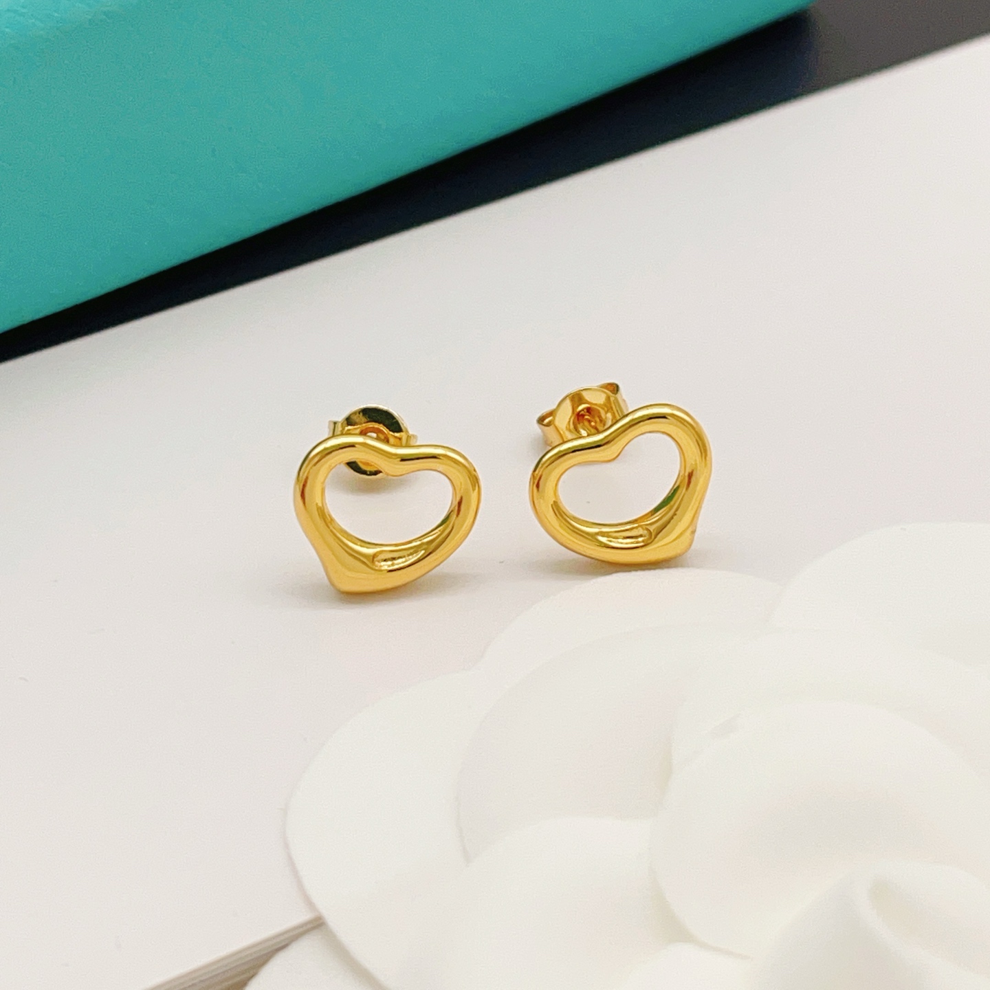 【Tiffany*帝芙尼最新款🆕🆕金色光面爱心耳钉】一致官网黄铜材质，非常的上镜‼️设计很特别值得入手。