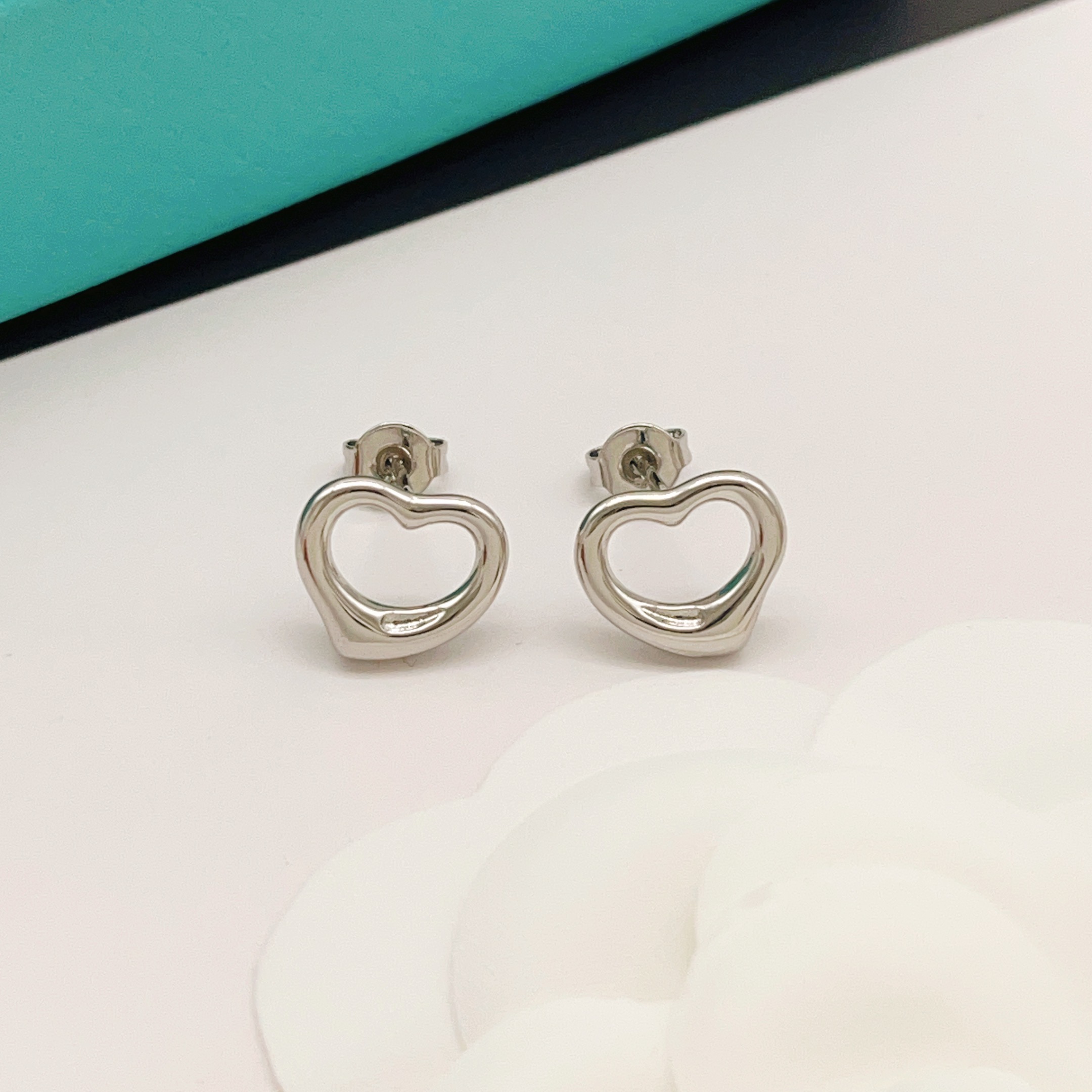 【Tiffany*帝芙尼最新款🆕🆕银色光面爱心耳钉】一致官网黄铜材质，非常的上镜‼️设计很特别值得入手。