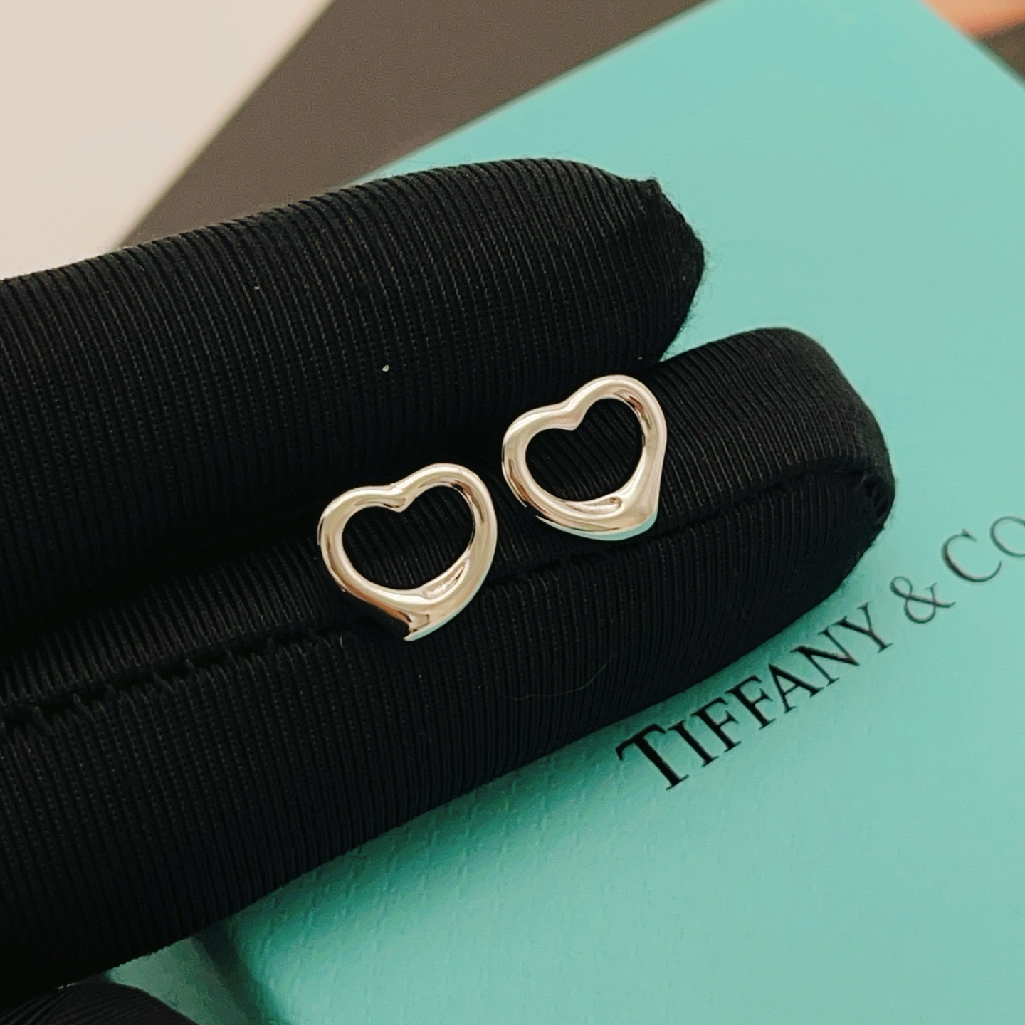 【Tiffany*帝芙尼最新款🆕🆕银色光面爱心耳钉】一致官网黄铜材质，非常的上镜‼️设计很特别值得入手。