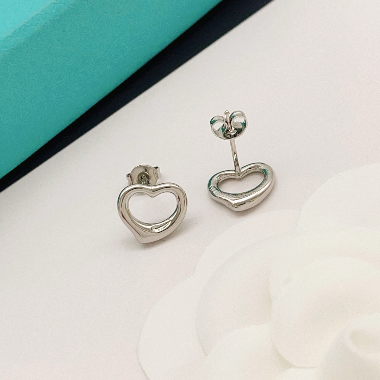 【Tiffany*帝芙尼最新款🆕🆕银色光面爱心耳钉】一致官网黄铜材质，非常的上镜‼️设计很特别值得入手。