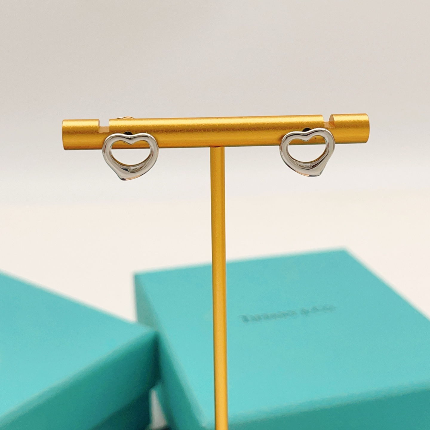 【Tiffany*帝芙尼最新款🆕🆕银色光面爱心耳钉】一致官网黄铜材质，非常的上镜‼️设计很特别值得入手。