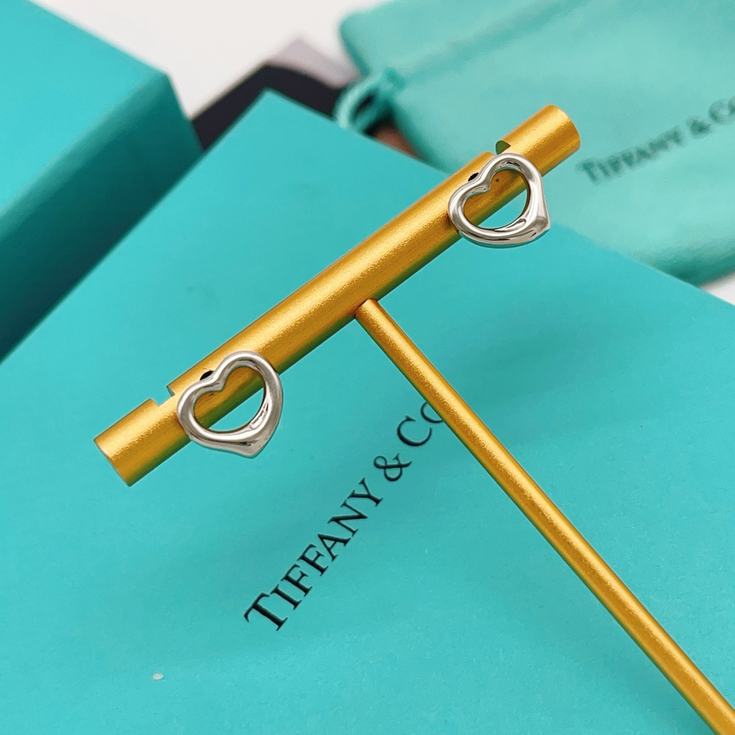 【Tiffany*帝芙尼最新款🆕🆕银色光面爱心耳钉】一致官网黄铜材质，非常的上镜‼️设计很特别值得入手。