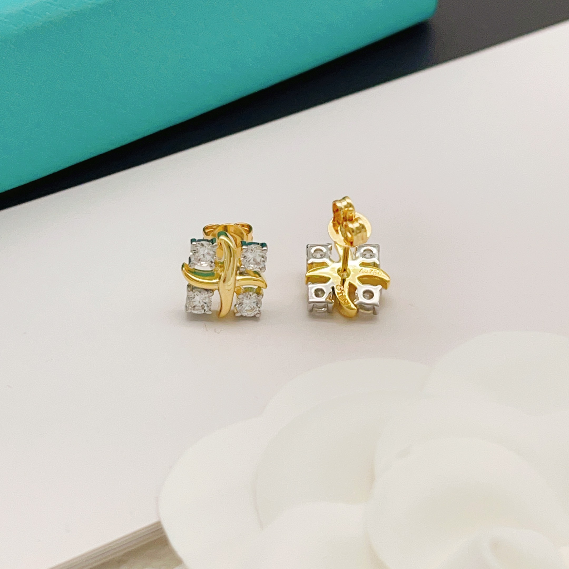 【Tiffany*帝芙尼最新款🆕🆕金色四钻方钻X耳钉】一致官网黄铜材质，非常的上镜‼️设计很特别值得入手