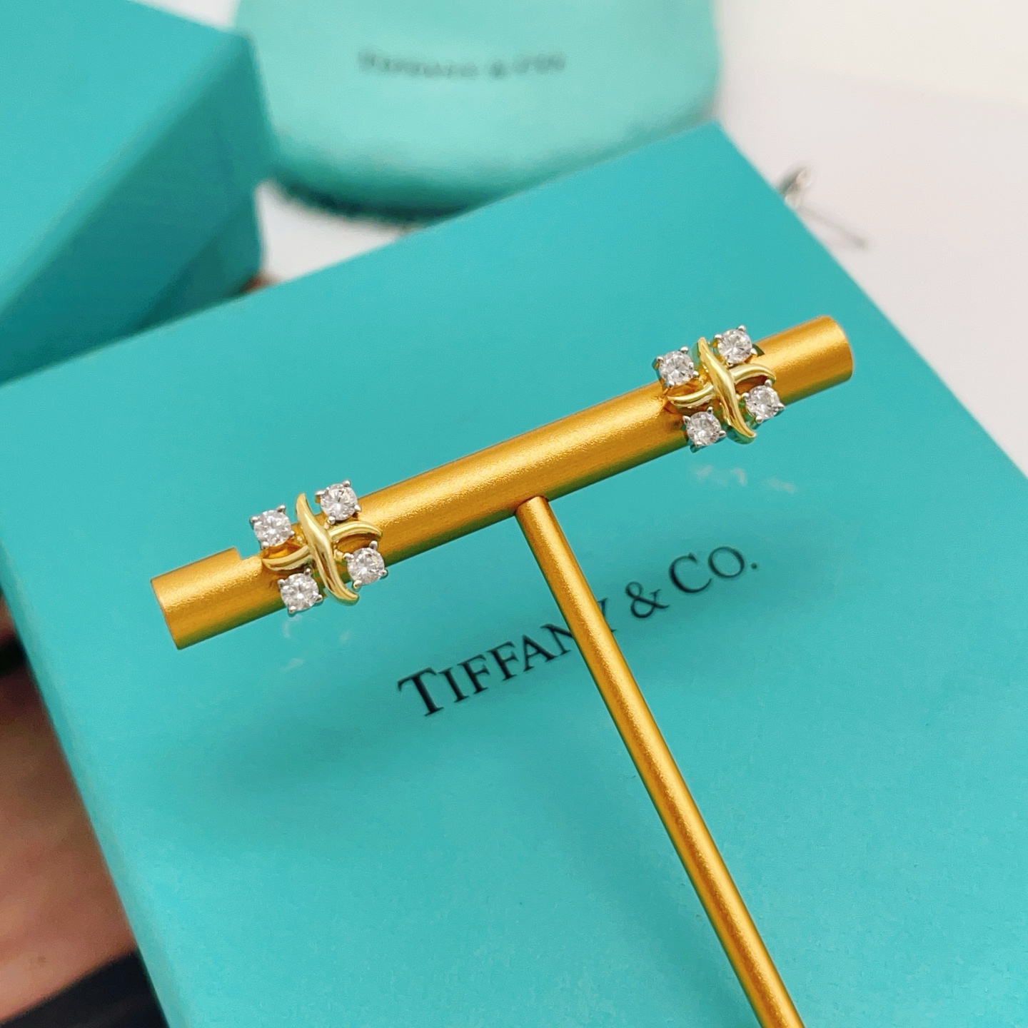 【Tiffany*帝芙尼最新款🆕🆕金色四钻方钻X耳钉】一致官网黄铜材质，非常的上镜‼️设计很特别值得入手