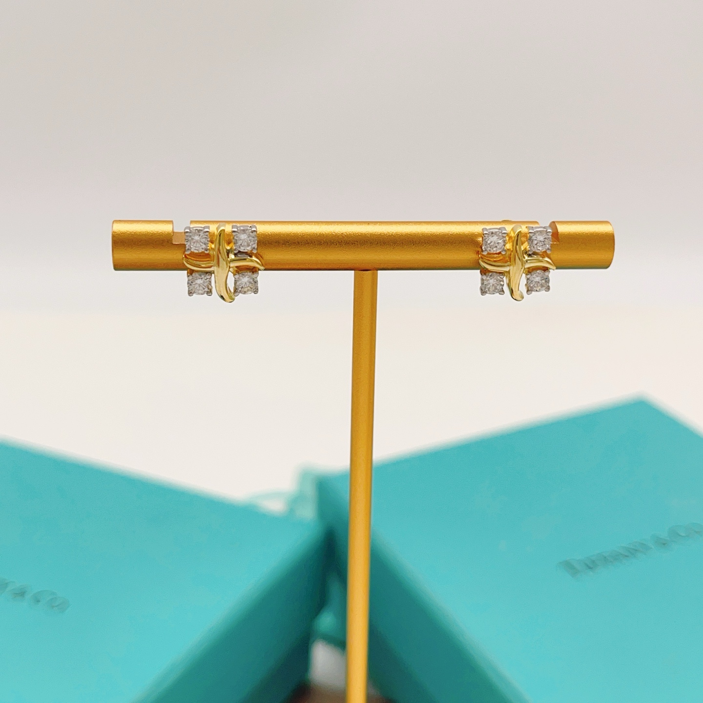 【Tiffany*帝芙尼最新款🆕🆕金色四钻方钻X耳钉】一致官网黄铜材质，非常的上镜‼️设计很特别值得入手