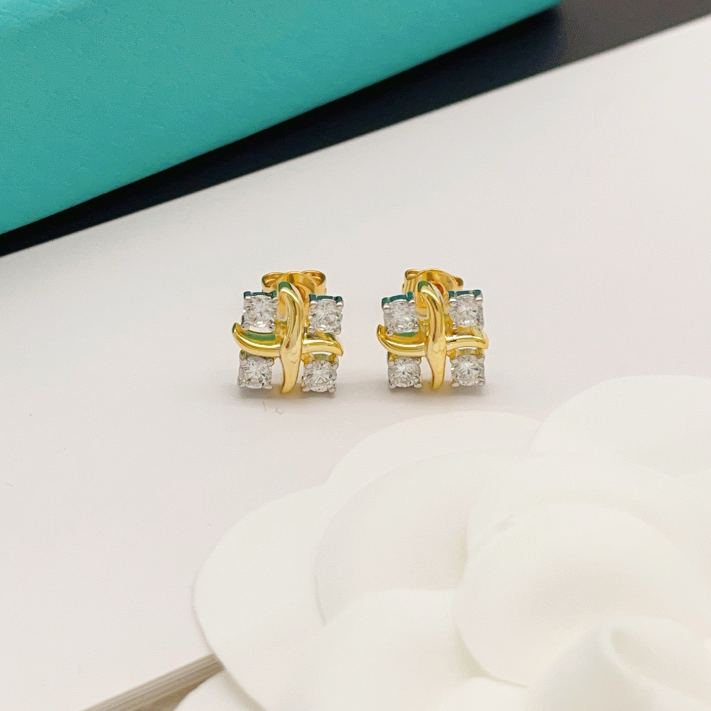 【Tiffany*帝芙尼最新款🆕🆕金色四钻方钻X耳钉】一致官网黄铜材质，非常的上镜‼️设计很特别值得入手