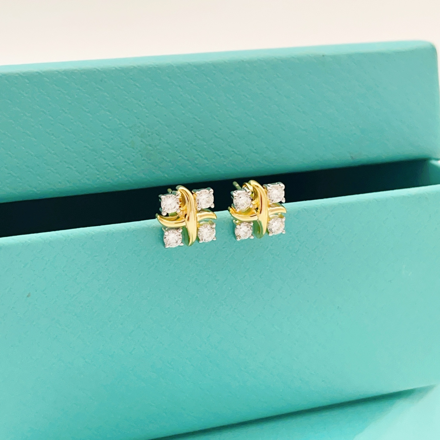 【Tiffany*帝芙尼最新款🆕🆕金色四钻方钻X耳钉】一致官网黄铜材质，非常的上镜‼️设计很特别值得入手