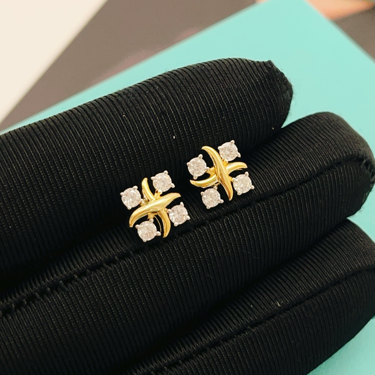【Tiffany*帝芙尼最新款🆕🆕金色四钻方钻X耳钉】一致官网黄铜材质，非常的上镜‼️设计很特别值得入手
