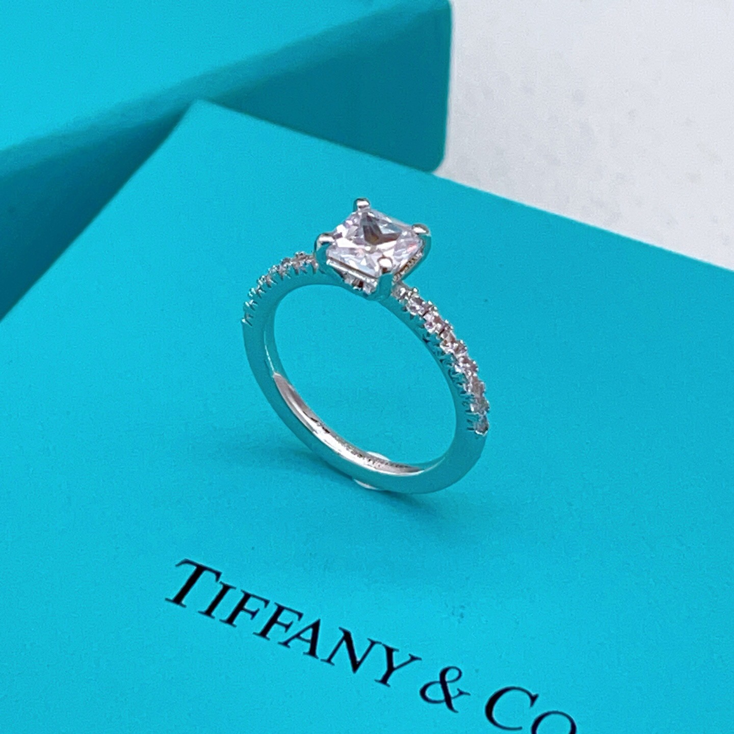 尺寸码数:6.7.8码【Tiffany*帝芙尼最新款🆕🆕银色镶钻方钻戒指】一致官网黄铜材质,非常的上镜‼ 尺寸码数:6.7.8码【Tiffany*帝芙尼最新款🆕🆕银色镶钻方钻戒指】一致官网黄铜材质,非常的上镜‼