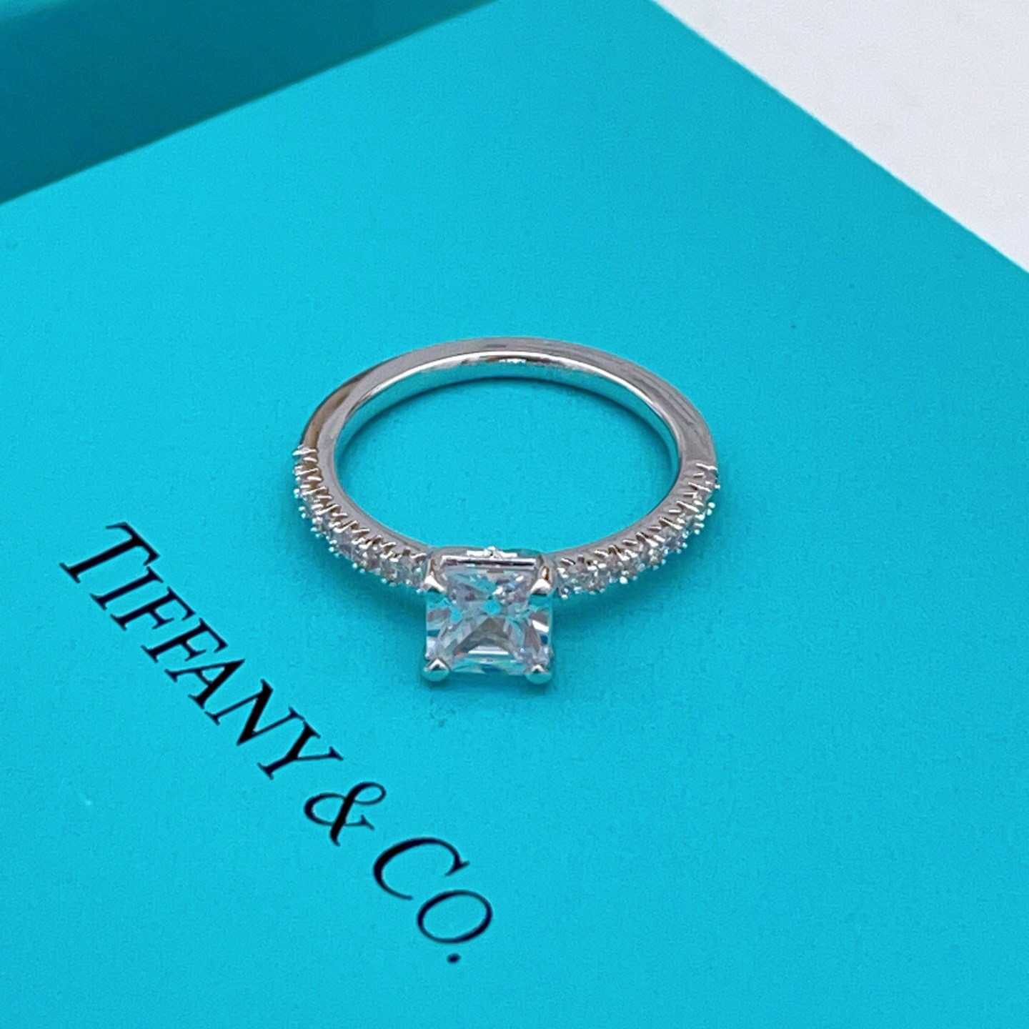 尺寸码数:6.7.8码【Tiffany*帝芙尼最新款🆕🆕银色镶钻方钻戒指】一致官网黄铜材质,非常的上镜‼ 尺寸码数:6.7.8码【Tiffany*帝芙尼最新款🆕🆕银色镶钻方钻戒指】一致官网黄铜材质,非常的上镜‼