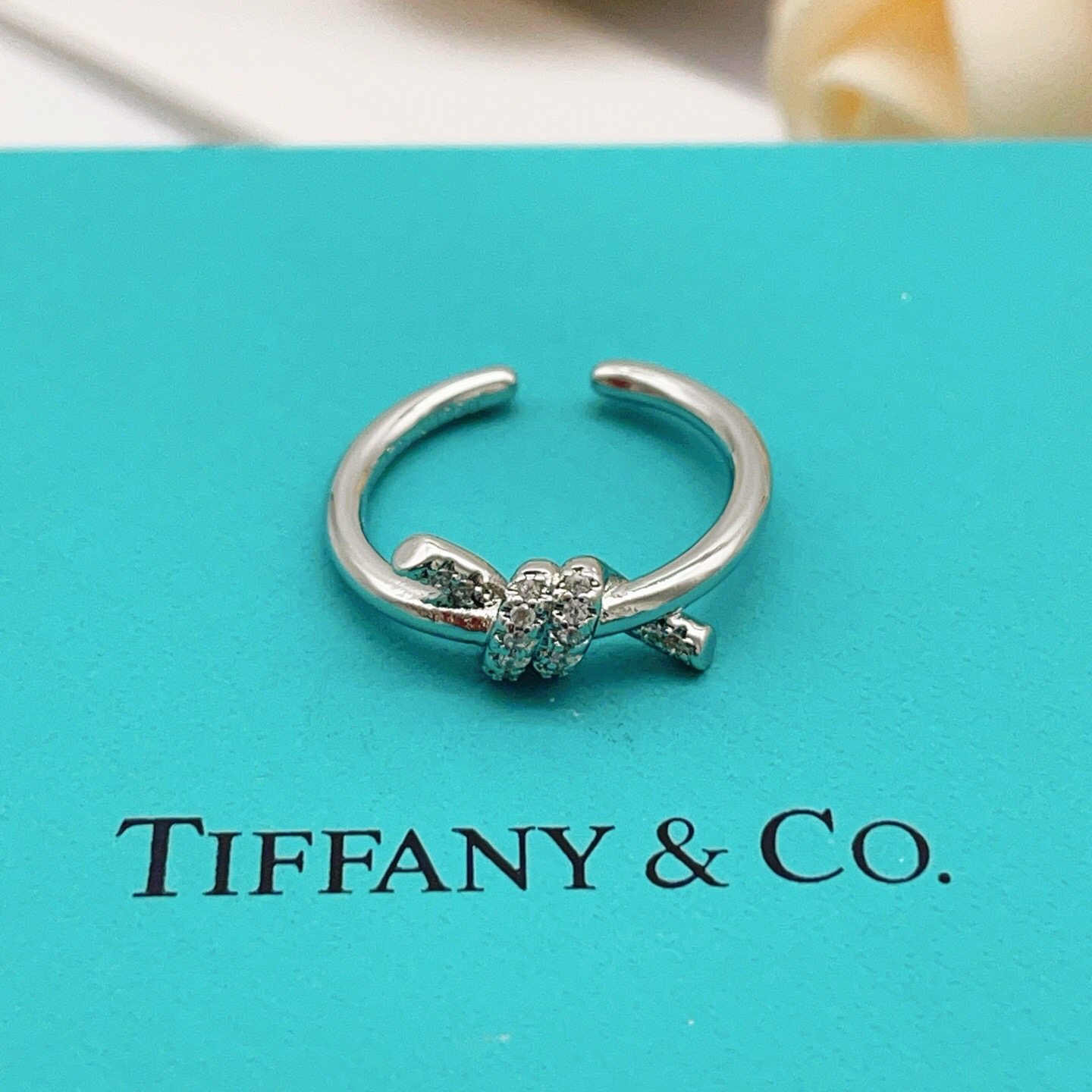 尺寸：均码【Tiffany*帝芙尼最新款🆕🆕银色镶钻开口绳结戒指】一致官网黄铜材质，非常的上镜‼️设计很