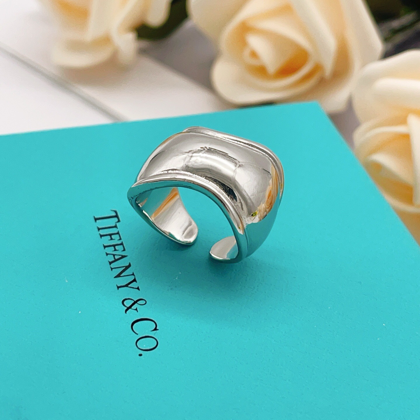 尺寸均码【Tiffany*帝芙尼最新款🆕🆕银色光面凹凸戒指】一致官网黄铜材质，非常的上镜‼️设计很特别值