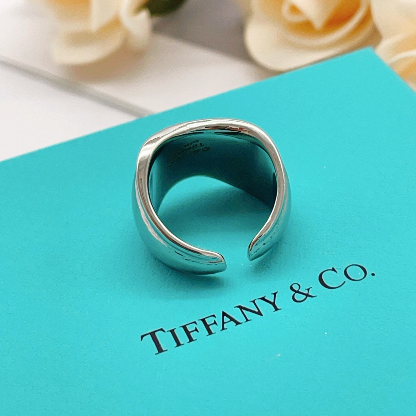 尺寸均码【Tiffany*帝芙尼最新款🆕🆕银色光面凹凸戒指】一致官网黄铜材质，非常的上镜‼️设计很特别值