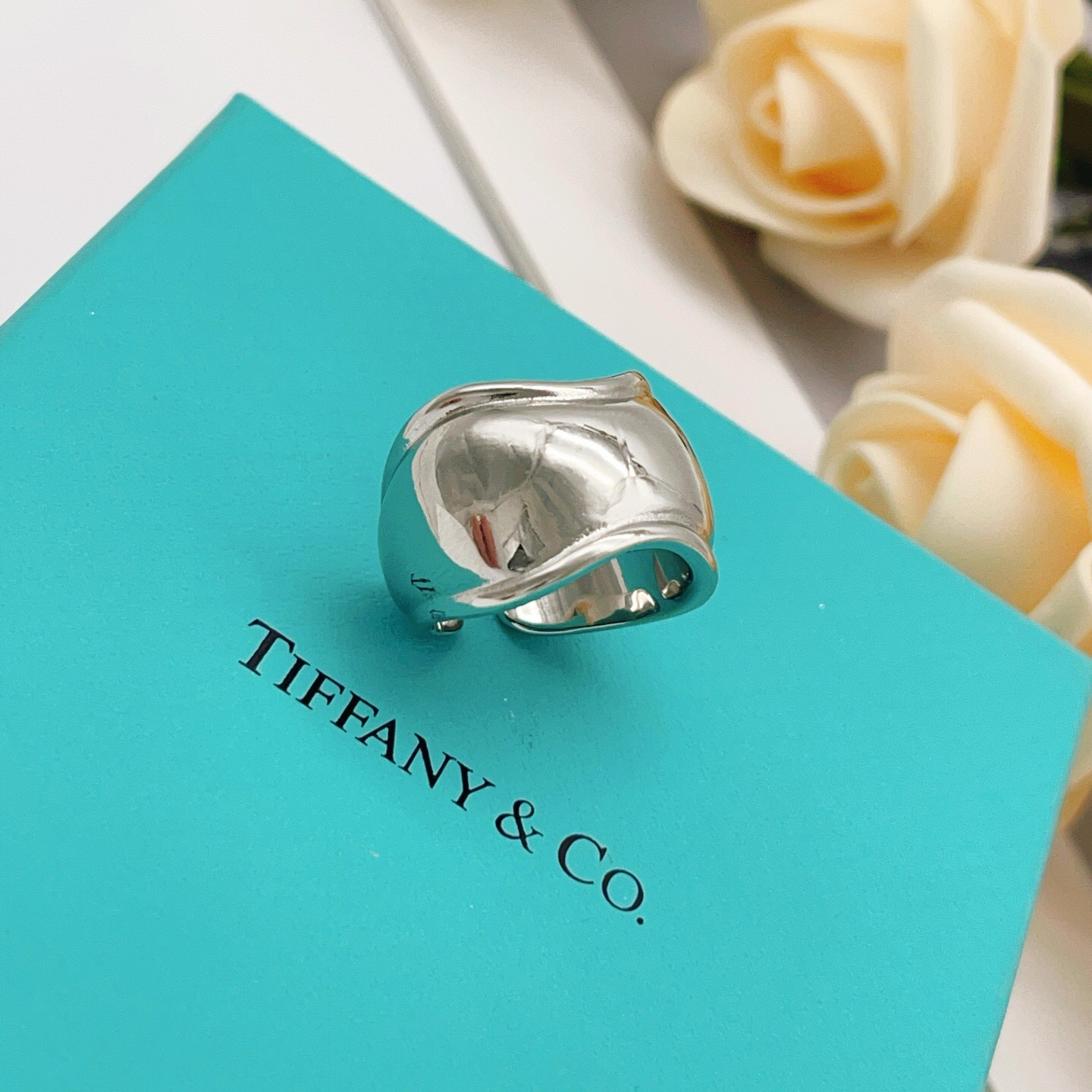 尺寸均码【Tiffany*帝芙尼最新款🆕🆕银色光面凹凸戒指】一致官网黄铜材质，非常的上镜‼️设计很特别值