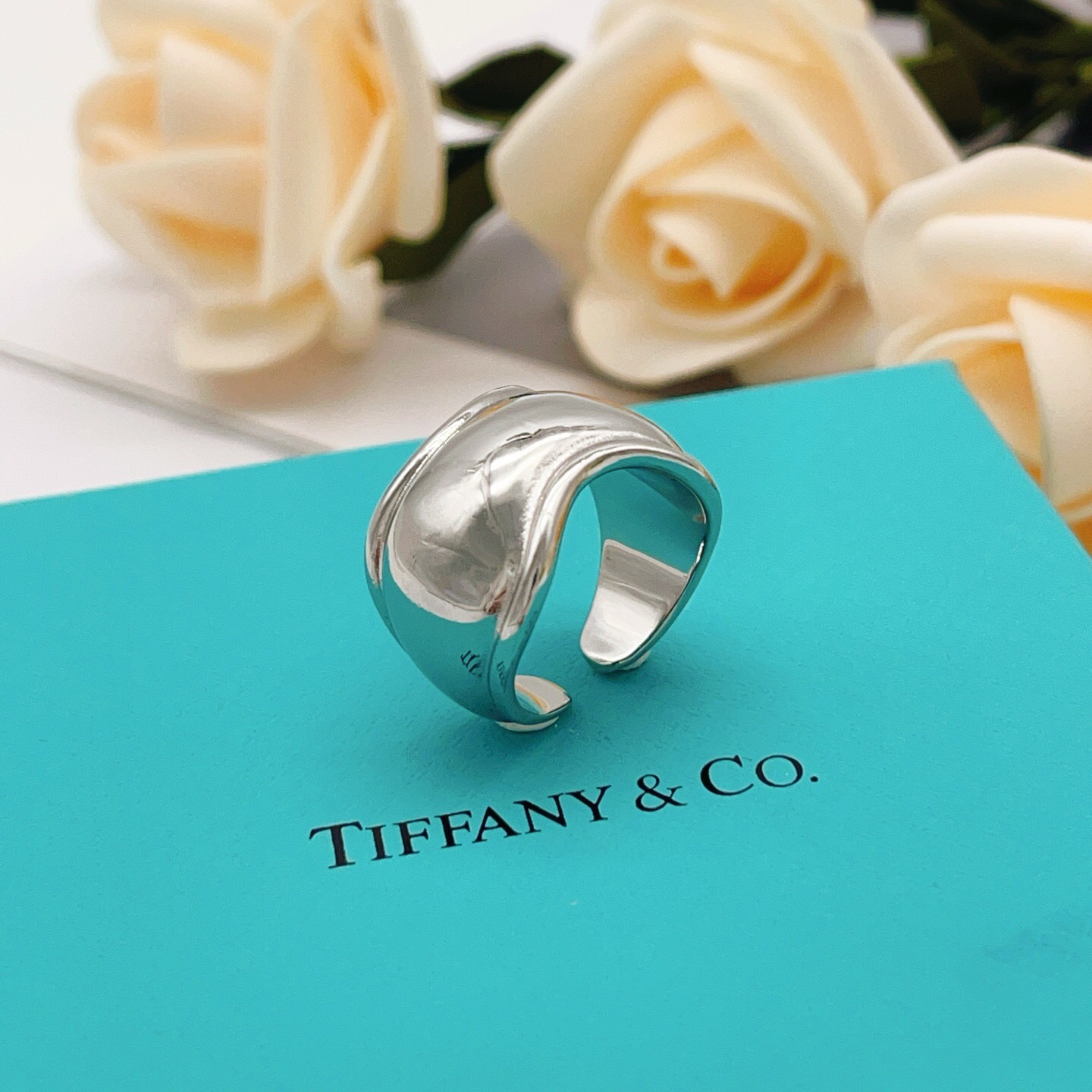 尺寸均码【Tiffany*帝芙尼最新款🆕🆕银色光面凹凸戒指】一致官网黄铜材质，非常的上镜‼️设计很特别值
