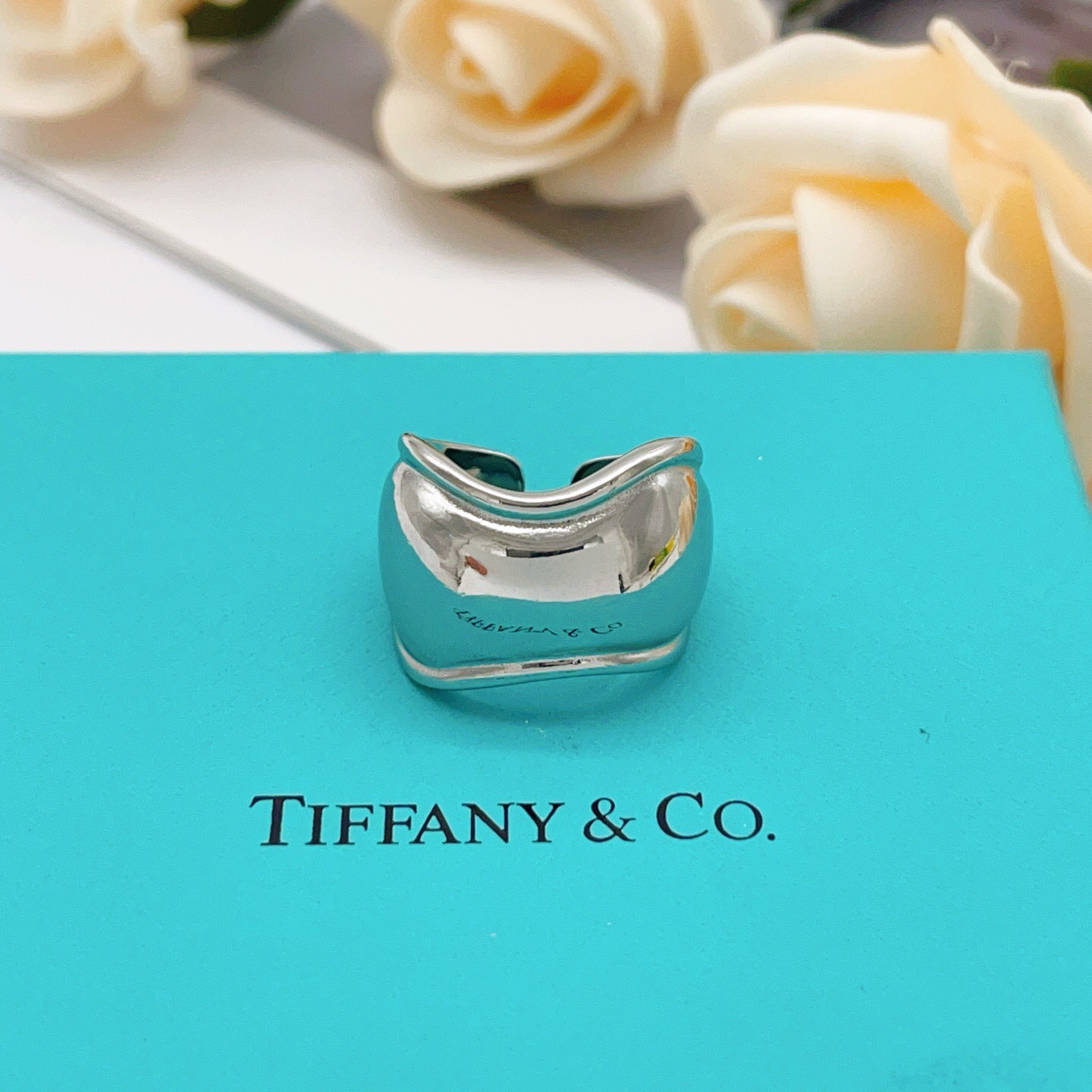 尺寸均码【Tiffany*帝芙尼最新款🆕🆕银色光面凹凸戒指】一致官网黄铜材质，非常的上镜‼️设计很特别值