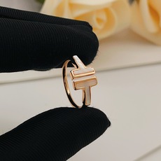 均码【Tiffany*帝芙尼最新款🆕🆕玫瑰金白贝双T戒指】一致官网黄铜材质,非常的上镜‼️设计很特别值得 均码【Tiffany*帝芙尼最新款🆕🆕玫瑰金白贝双T戒指】一致官网黄铜材质,非常的上镜‼️设计很特别值得