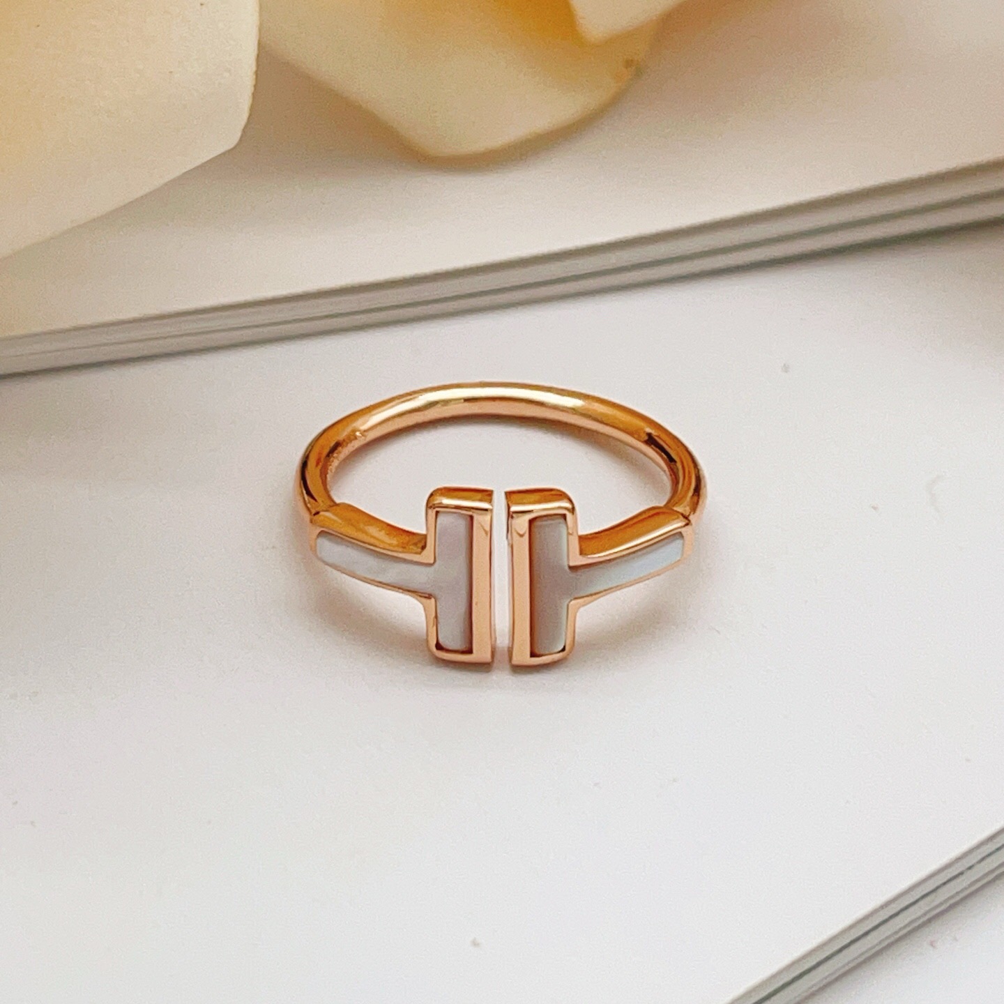 均码【Tiffany*帝芙尼最新款🆕🆕玫瑰金白贝双T戒指】一致官网黄铜材质，非常的上镜‼️设计很特别值得