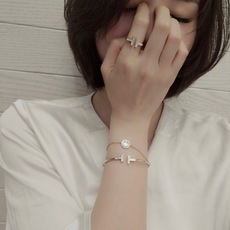 均码【Tiffany*帝芙尼最新款🆕🆕玫瑰金白贝双T戒指】一致官网黄铜材质,非常的上镜‼️设计很特别值得 均码【Tiffany*帝芙尼最新款🆕🆕玫瑰金白贝双T戒指】一致官网黄铜材质,非常的上镜‼️设计很特别值得