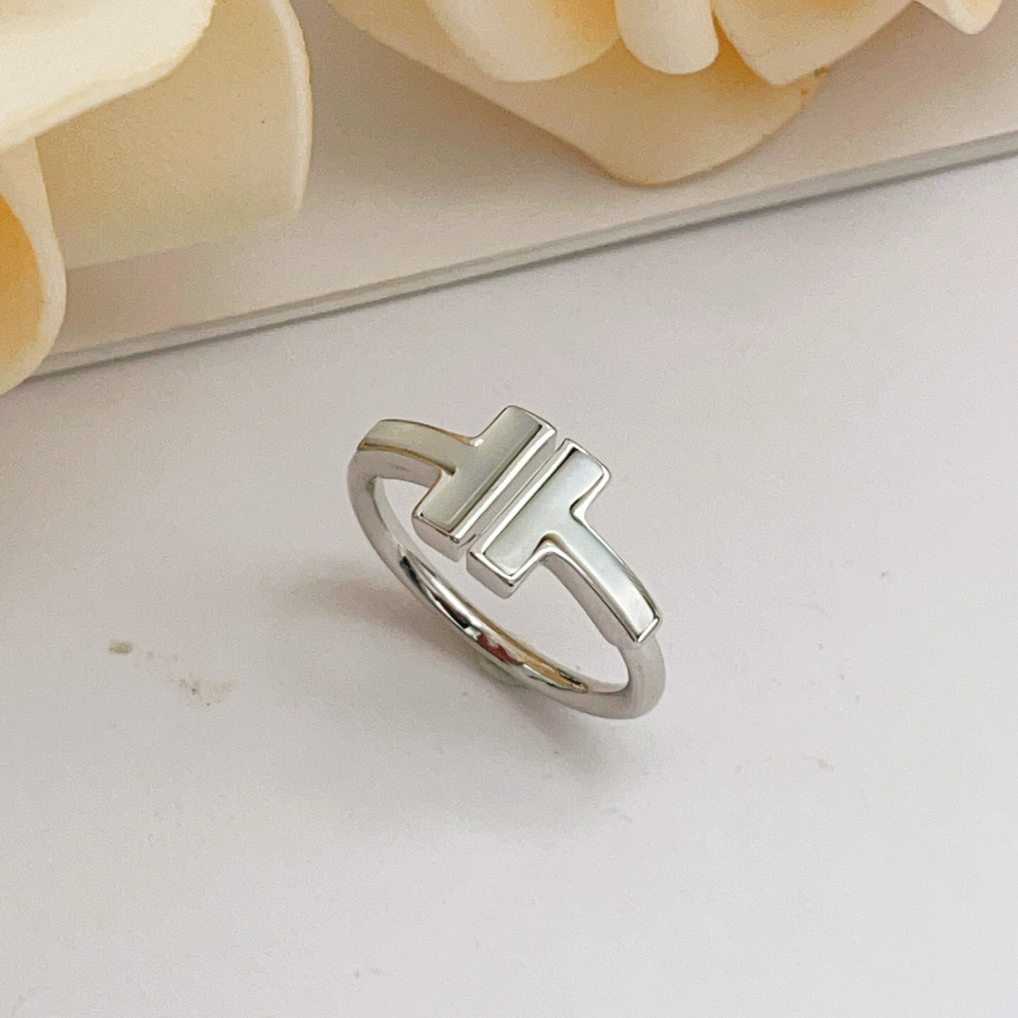 均码【Tiffany*帝芙尼最新款🆕🆕银色白贝双T戒指】一致官网黄铜材质,非常的上镜‼️设计很特别值得入 均码【Tiffany*帝芙尼最新款🆕🆕银色白贝双T戒指】一致官网黄铜材质,非常的上镜‼️设计很特别值得入