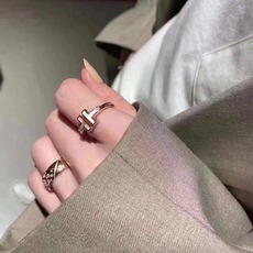 均码【Tiffany*帝芙尼最新款🆕🆕银色白贝双T戒指】一致官网黄铜材质,非常的上镜‼️设计很特别值得入 均码【Tiffany*帝芙尼最新款🆕🆕银色白贝双T戒指】一致官网黄铜材质,非常的上镜‼️设计很特别值得入