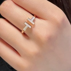 均码【Tiffany*帝芙尼最新款🆕🆕银色白贝双T戒指】一致官网黄铜材质,非常的上镜‼️设计很特别值得入 均码【Tiffany*帝芙尼最新款🆕🆕银色白贝双T戒指】一致官网黄铜材质,非常的上镜‼️设计很特别值得入