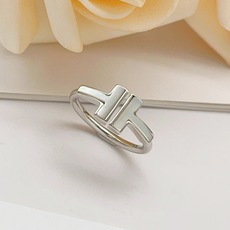 均码【Tiffany*帝芙尼最新款🆕🆕银色白贝双T戒指】一致官网黄铜材质,非常的上镜‼️设计很特别值得入 均码【Tiffany*帝芙尼最新款🆕🆕银色白贝双T戒指】一致官网黄铜材质,非常的上镜‼️设计很特别值得入