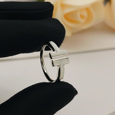 均码【Tiffany*帝芙尼最新款🆕🆕银色白贝双T戒指】一致官网黄铜材质,非常的上镜‼️设计很特别值得入 均码【Tiffany*帝芙尼最新款🆕🆕银色白贝双T戒指】一致官网黄铜材质,非常的上镜‼️设计很特别值得入