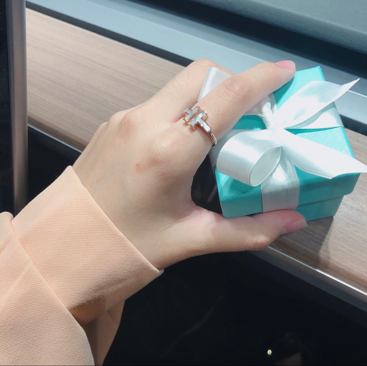 均码【Tiffany*帝芙尼最新款🆕🆕银色白贝双T戒指】一致官网黄铜材质,非常的上镜‼️设计很特别值得入 均码【Tiffany*帝芙尼最新款🆕🆕银色白贝双T戒指】一致官网黄铜材质,非常的上镜‼️设计很特别值得入