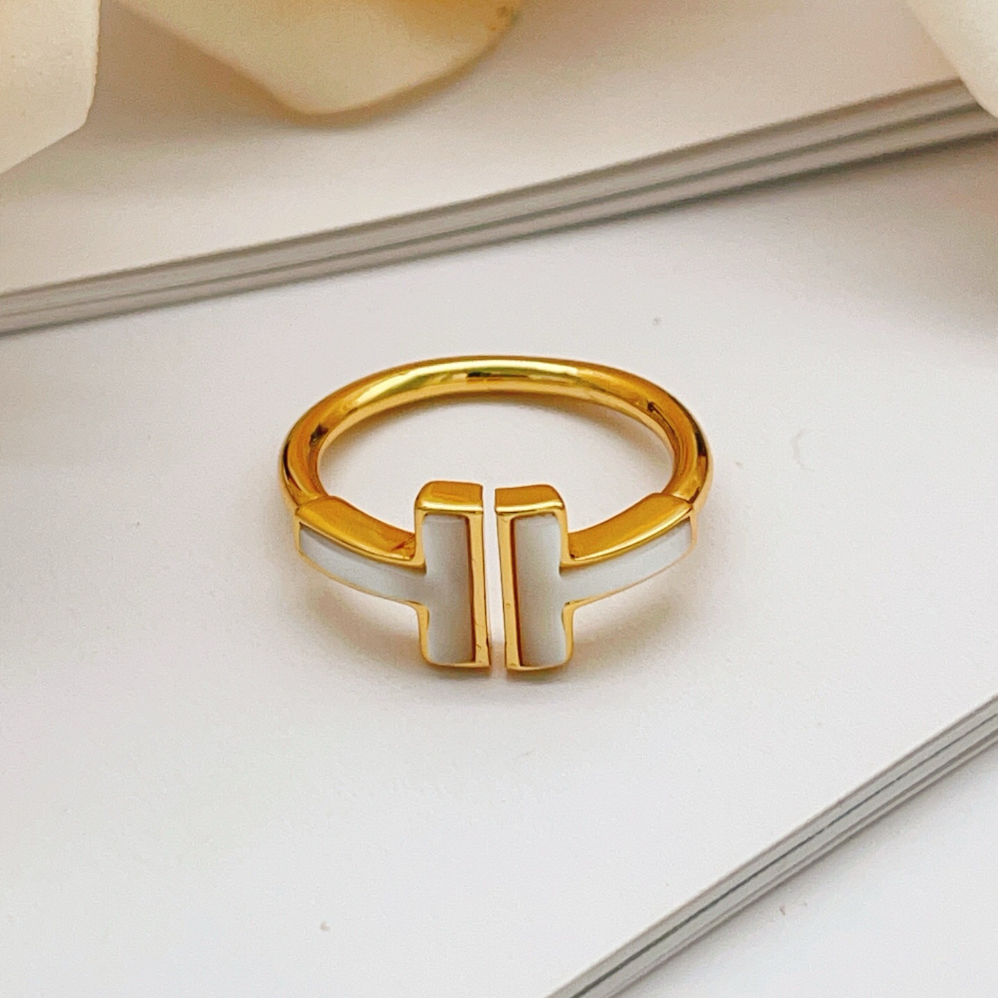 均码【Tiffany*帝芙尼最新款🆕🆕金色白贝双T戒指】一致官网黄铜材质，非常的上镜‼️设计很特别值得入