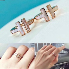 尺寸码6,7,8【Tiffany*帝芙尼最新款🆕🆕银色白贝边钻双T戒指】一致官网黄铜材质,非常的上镜‼️ 尺寸码6,7,8【Tiffany*帝芙尼最新款🆕🆕银色白贝边钻双T戒指】一致官网黄铜材质,非常的上镜‼️