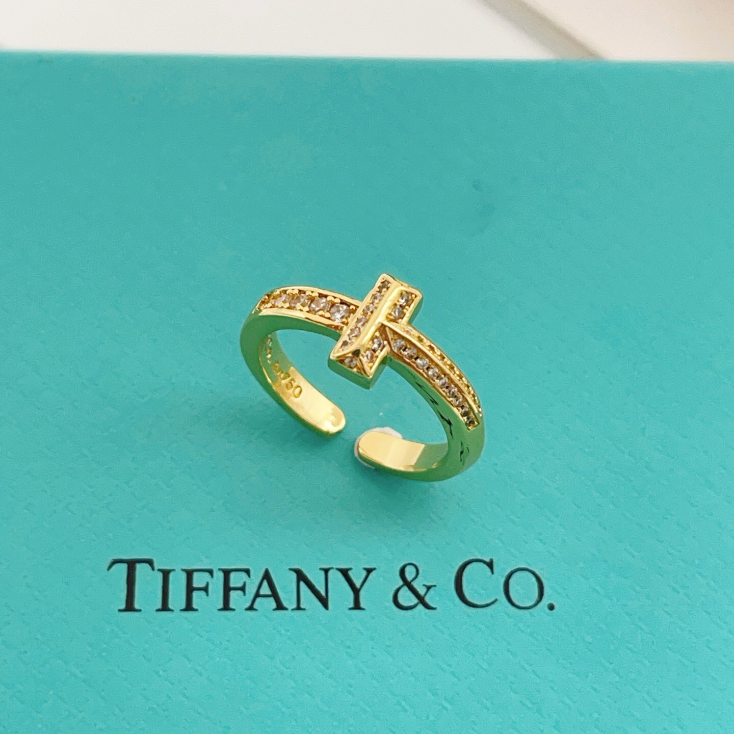 尺寸码:均码开口【Tiffany*帝芙尼最新款🆕🆕金色镶钻开口T形戒指】一致官网黄铜材质,非常的上镜‼️ 尺寸码:均码开口【Tiffany*帝芙尼最新款🆕🆕金色镶钻开口T形戒指】一致官网黄铜材质,非常的上镜‼️
