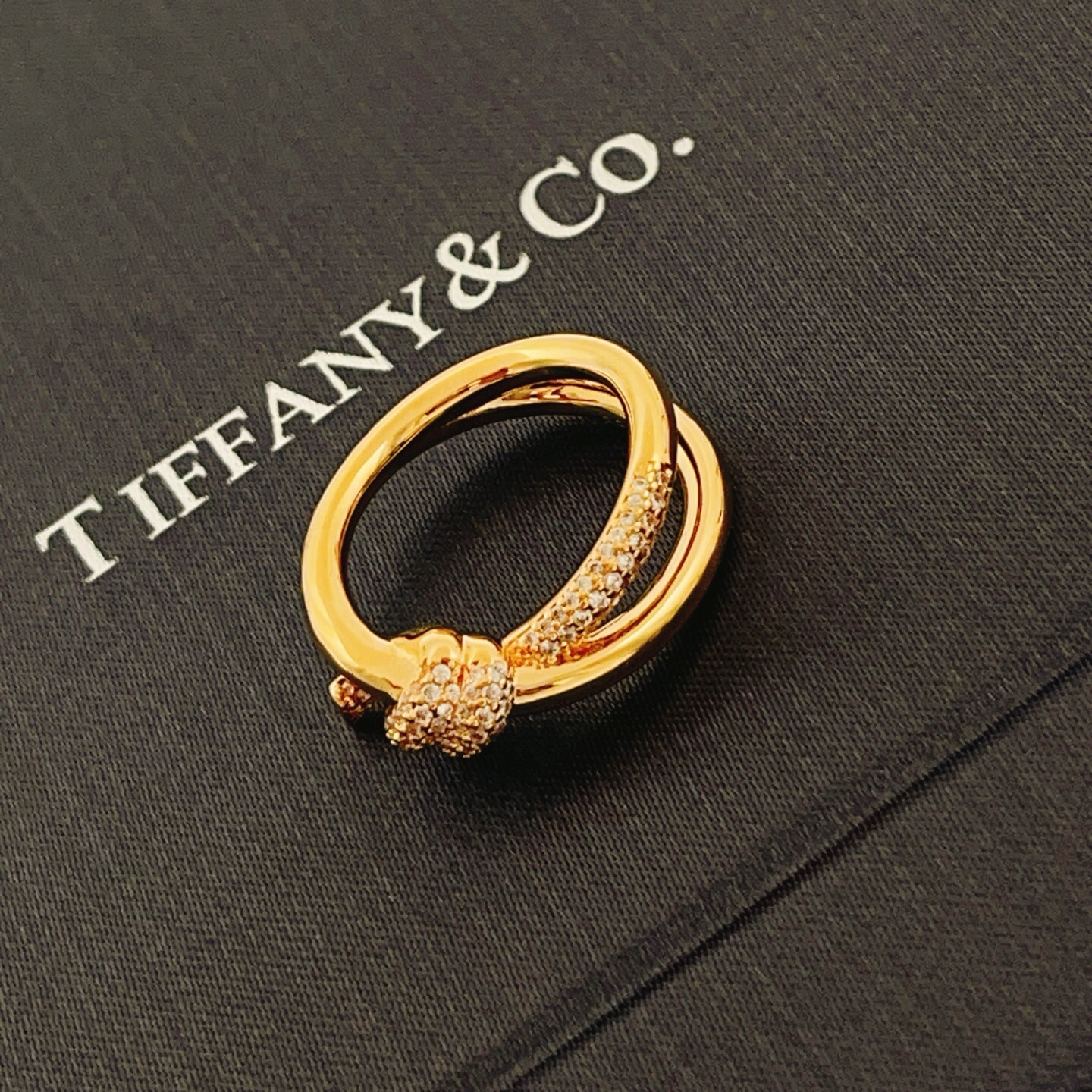 尺寸码6，7，8【Tiffany*帝芙尼最新款🆕🆕玫瑰金镶钻双绳结戒指】一致官网黄铜材质，非常的上镜‼️