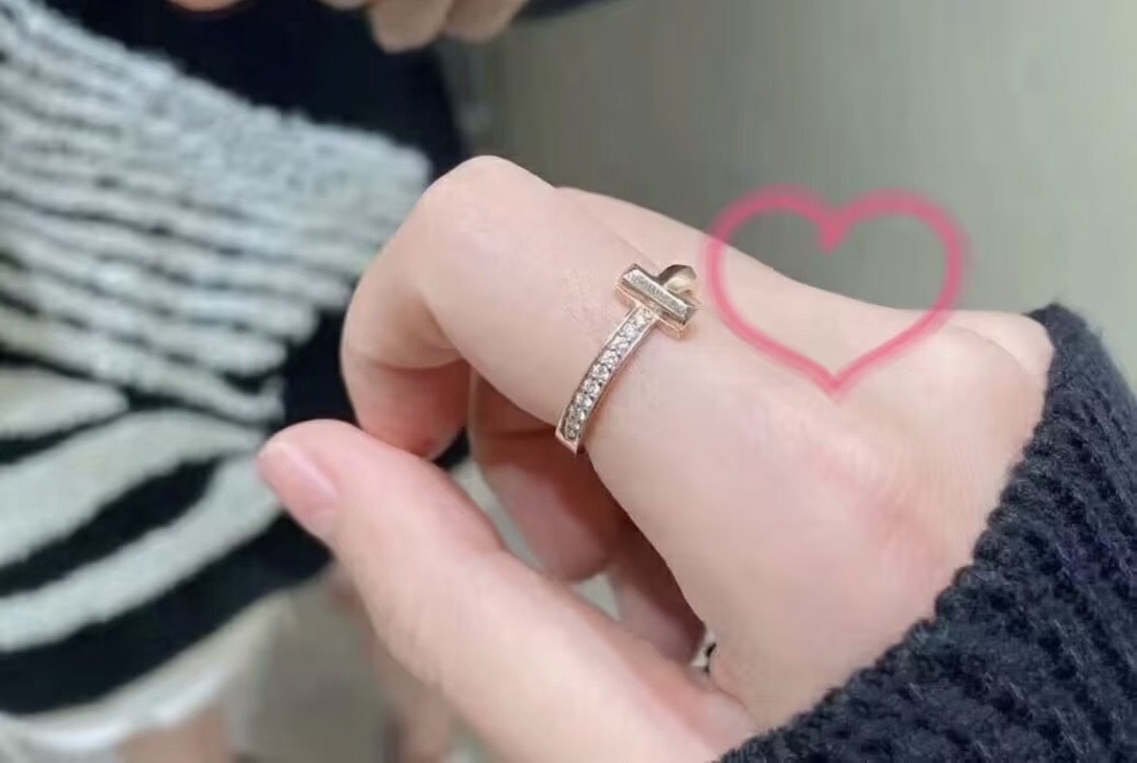 尺寸码数:6.7.8码【Tiffany*帝芙尼最新款🆕🆕玫瑰金光面边钻T戒指】一致官网黄铜材质,非常的上 尺寸码数:6.7.8码【Tiffany*帝芙尼最新款🆕🆕玫瑰金光面边钻T戒指】一致官网黄铜材质,非常的上