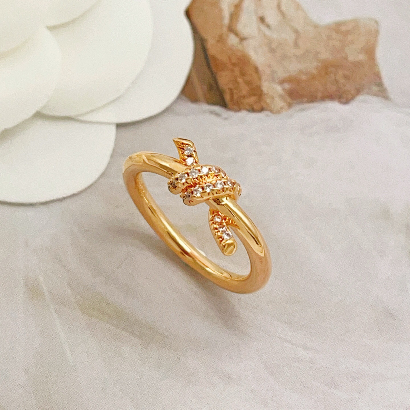 尺寸码数:6.7.8码【Tiffany*帝芙尼最新款🆕🆕玫瑰金镶钻绳结戒指】一致官网黄铜材质，非常的上镜