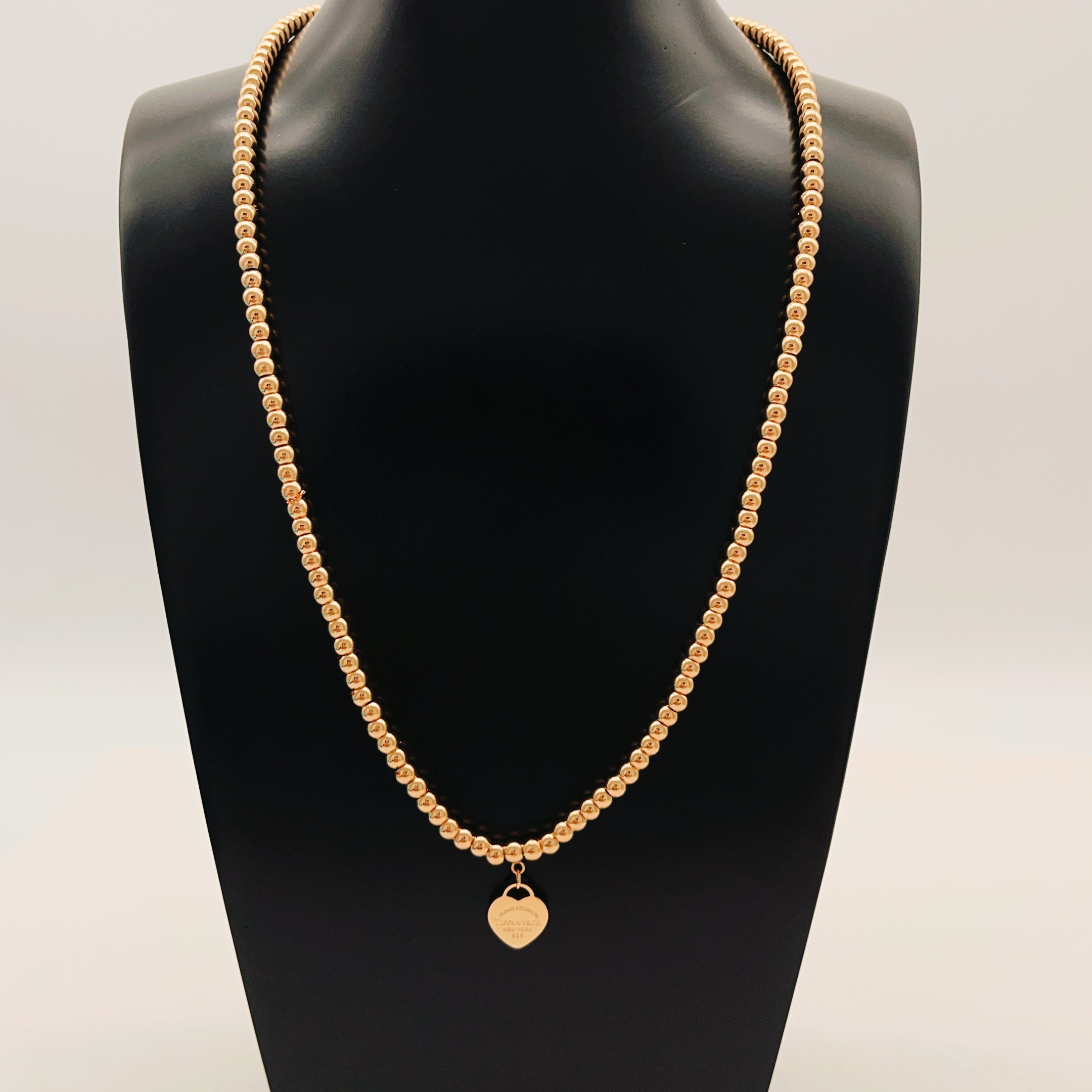 【Tiffany*帝芙尼最新款🆕🆕玫瑰金光面爱心珍珠项链】一致官网黄铜材质，非常的上镜‼️设计很特别值得