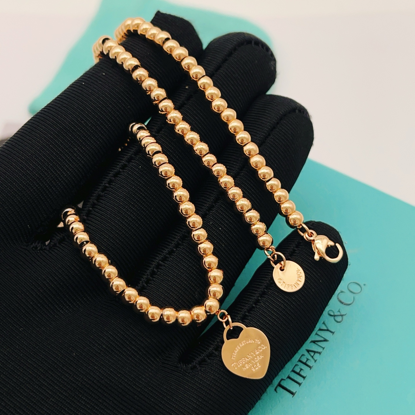【Tiffany*帝芙尼最新款🆕🆕玫瑰金光面爱心珍珠项链】一致官网黄铜材质，非常的上镜‼️设计很特别值得