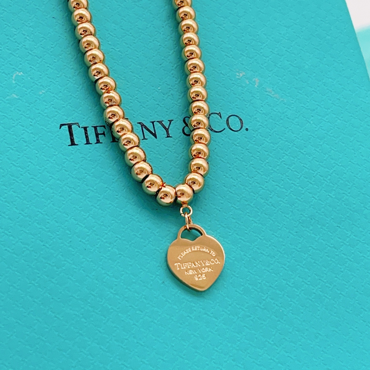 【Tiffany*帝芙尼最新款🆕🆕玫瑰金光面爱心珍珠项链】一致官网黄铜材质，非常的上镜‼️设计很特别值得