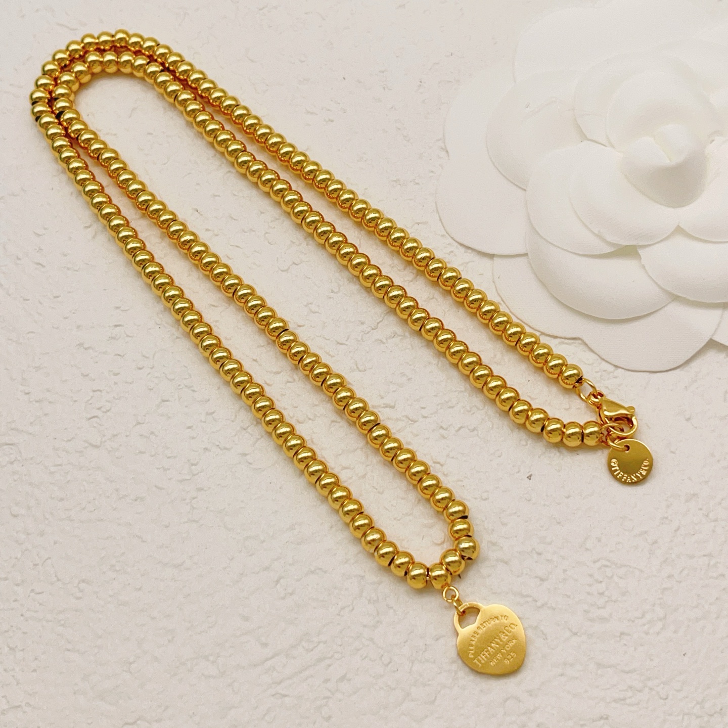 【Tiffany*帝芙尼最新款🆕🆕金色光面爱心珍珠项链】一致官网黄铜材质，非常的上镜‼️设计很特别值得入