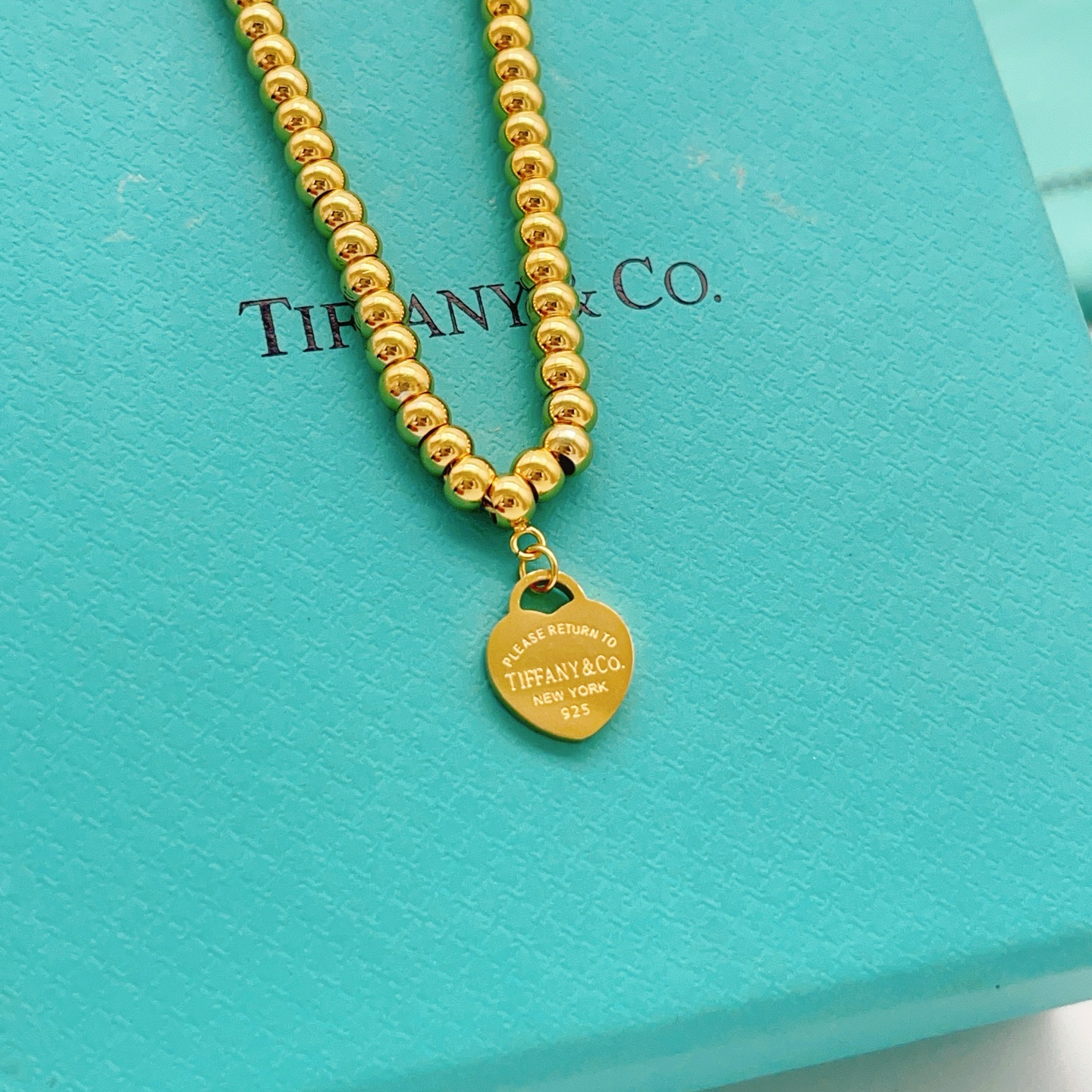 【Tiffany*帝芙尼最新款🆕🆕金色光面爱心珍珠项链】一致官网黄铜材质，非常的上镜‼️设计很特别值得入