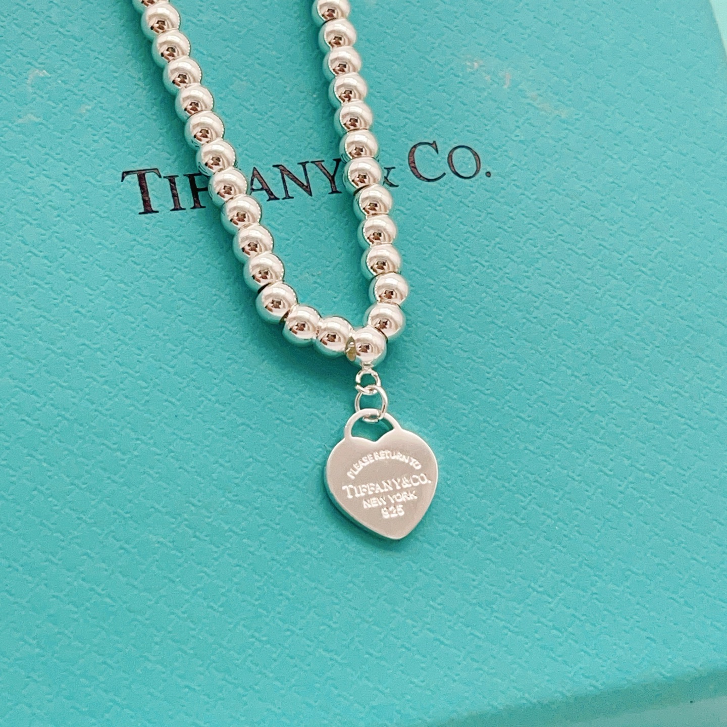 【Tiffany*帝芙尼最新款🆕🆕银色光面爱心珍珠项链】一致官网黄铜材质，非常的上镜‼️设计很特别值得入